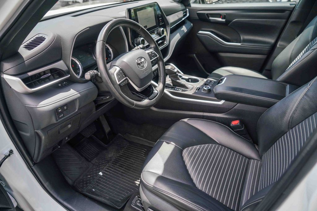 Thumbnail: 2023 Toyota Highlander - 10