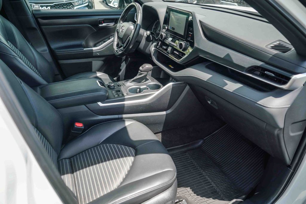 Thumbnail: 2023 Toyota Highlander - 9