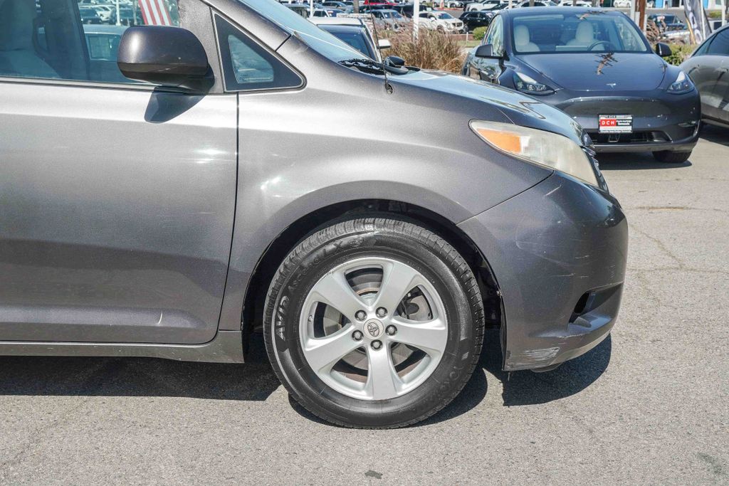 Thumbnail: 2012 Toyota Sienna - 6
