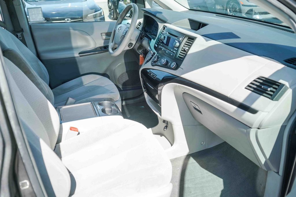 Thumbnail: 2012 Toyota Sienna - 9