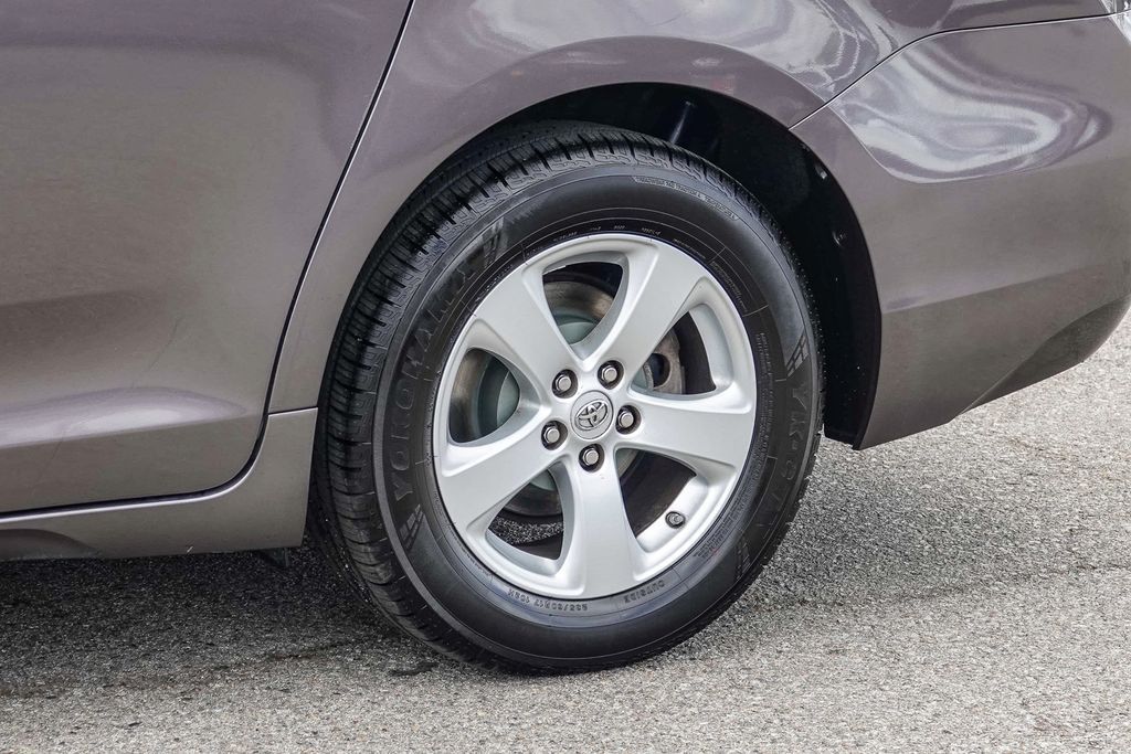 Thumbnail: 2015 Toyota Sienna - 20