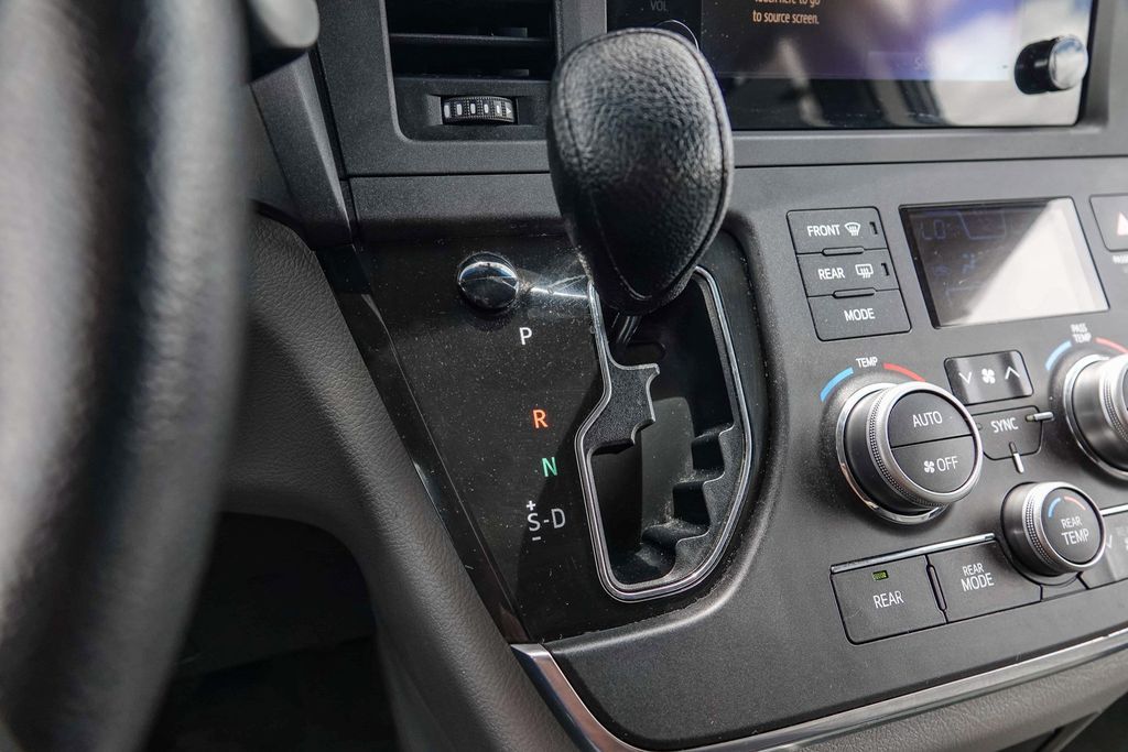 Thumbnail: 2015 Toyota Sienna - 13
