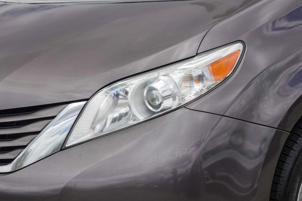 Thumbnail: 2015 Toyota Sienna - 19