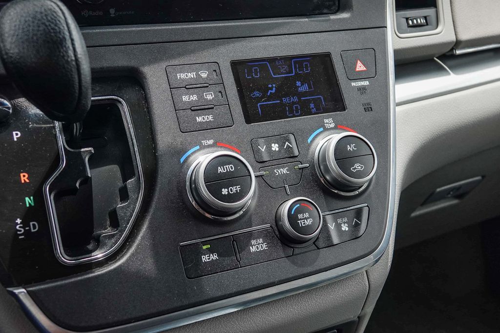 Thumbnail: 2015 Toyota Sienna - 24