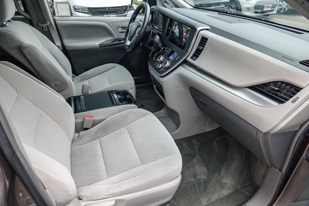 Thumbnail: 2015 Toyota Sienna - 9