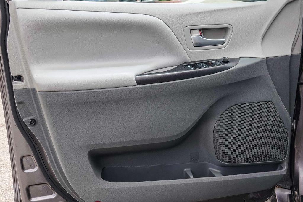 Thumbnail: 2015 Toyota Sienna - 22