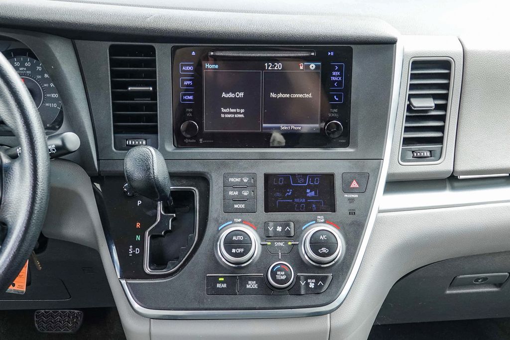 Thumbnail: 2015 Toyota Sienna - 12