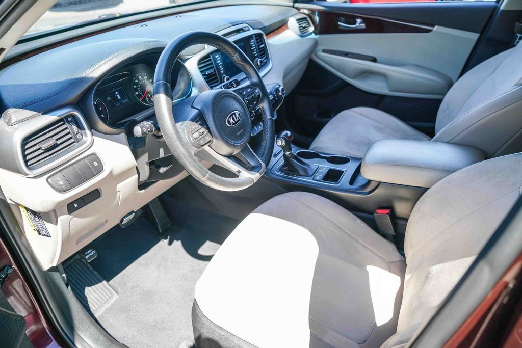 Thumbnail: 2017 Kia Sorento - 10