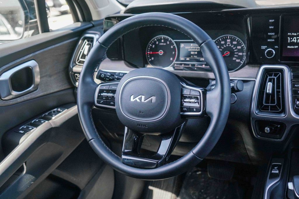 Thumbnail: 2023 Kia Sorento - 7