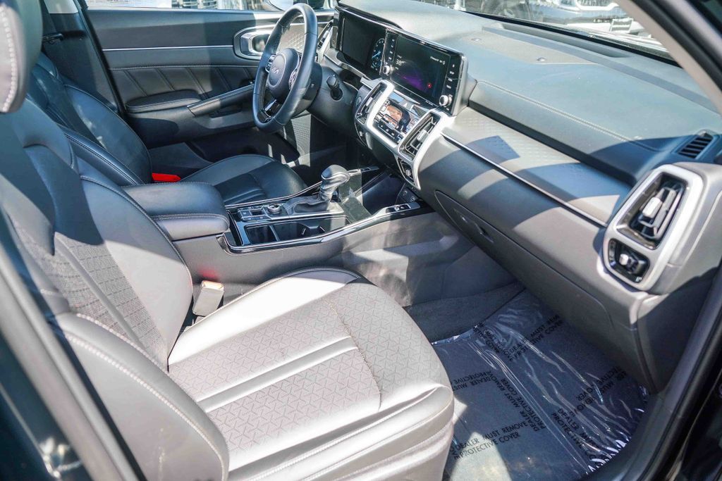 Thumbnail: 2023 Kia Sorento - 9