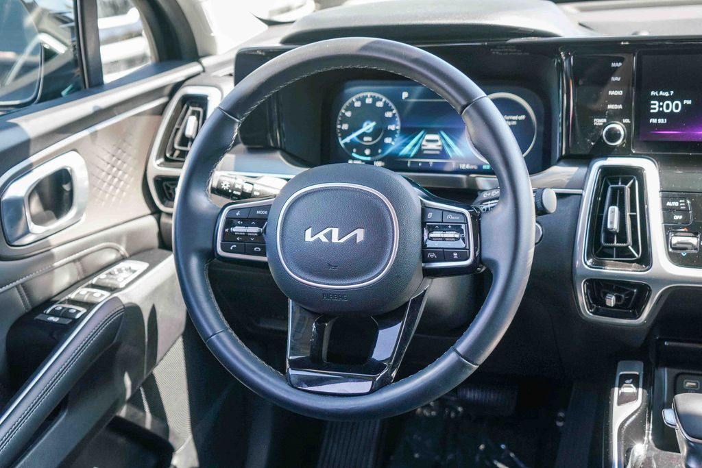 Thumbnail: 2023 Kia Sorento - 8