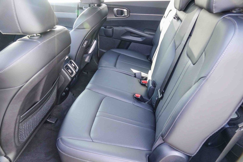 Thumbnail: 2023 Kia Sorento - 9