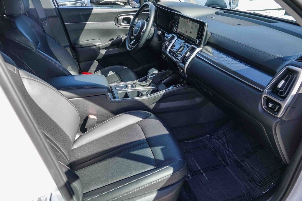 Thumbnail: 2023 Kia Sorento - 7