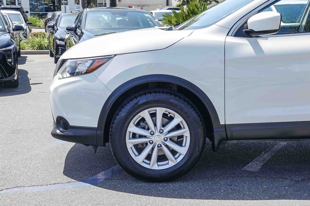 Thumbnail: 2017 Nissan Rogue Sport - 6