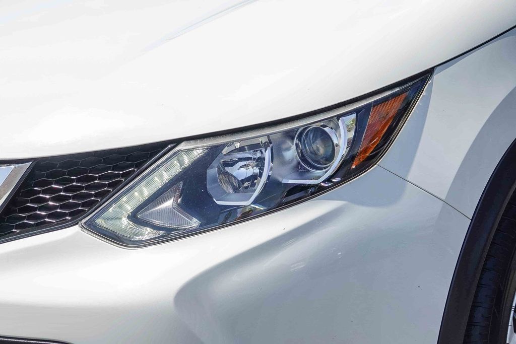 Thumbnail: 2017 Nissan Rogue Sport - 20