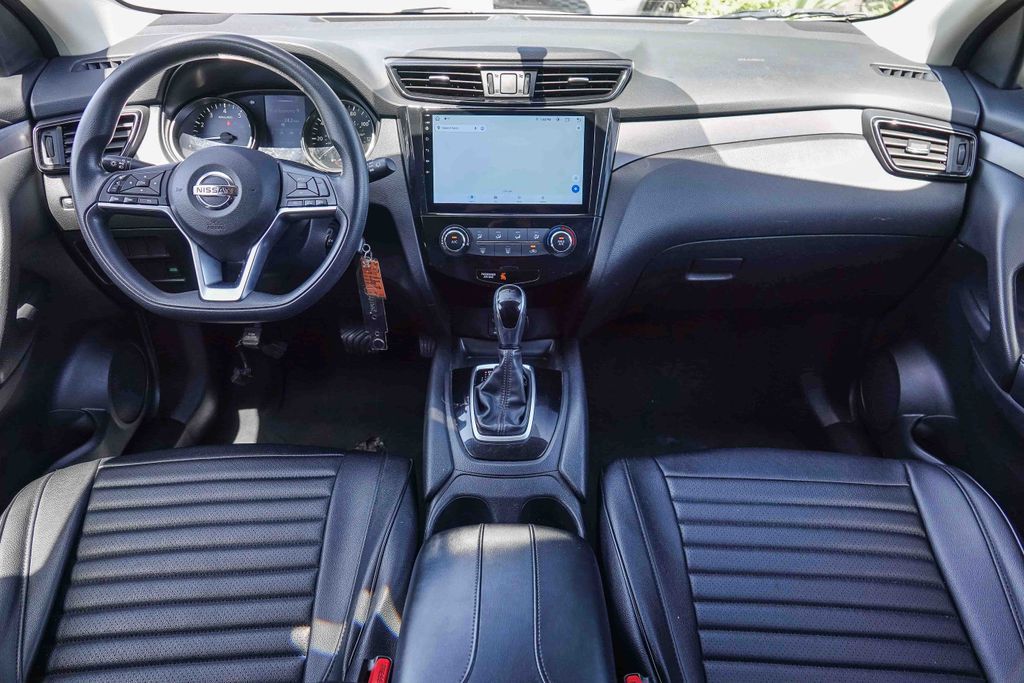 Thumbnail: 2017 Nissan Rogue Sport - 2