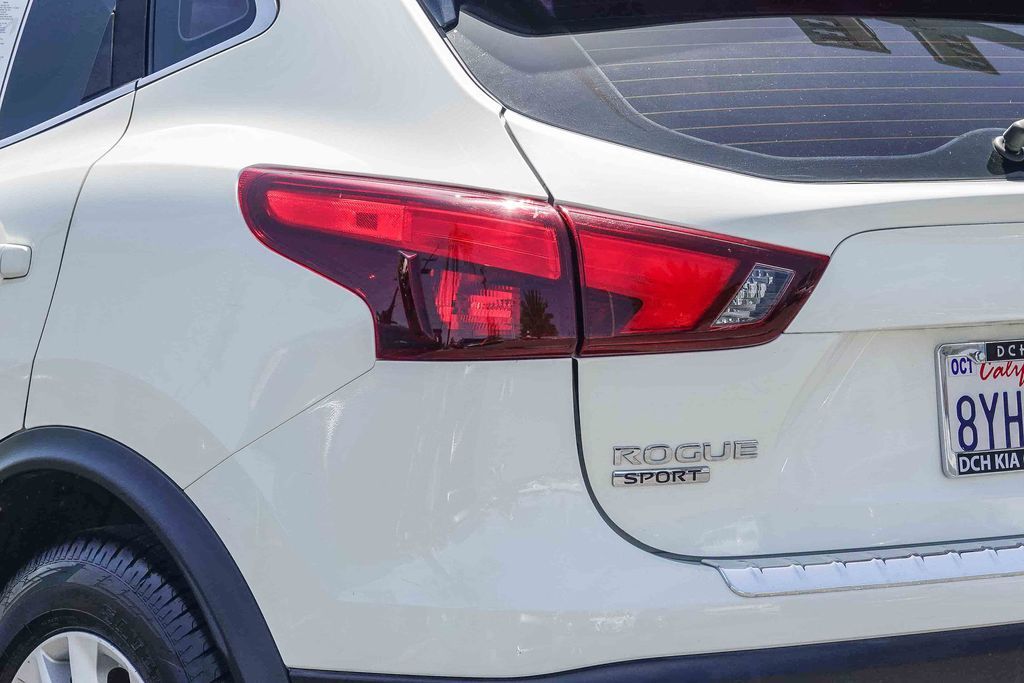 Thumbnail: 2017 Nissan Rogue Sport - 19