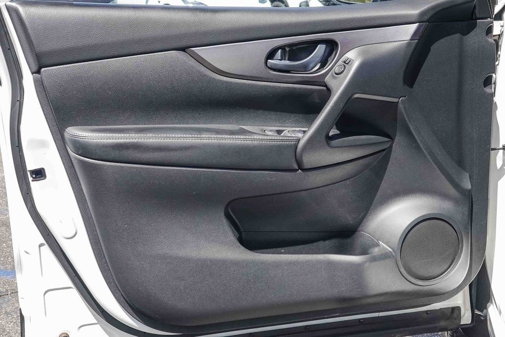 Thumbnail: 2017 Nissan Rogue Sport - 23