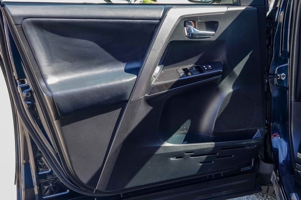 Thumbnail: 2017 Toyota RAV4 - 20