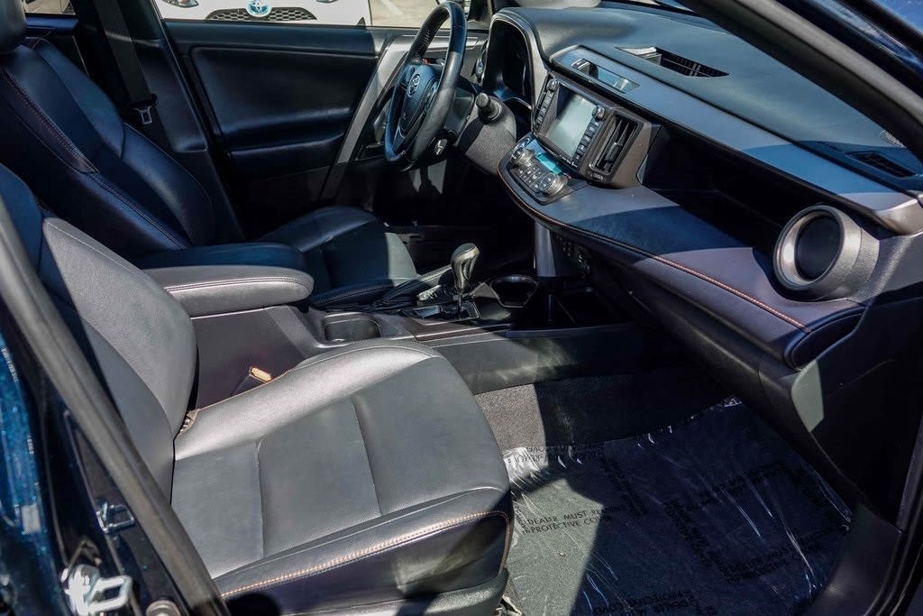 Thumbnail: 2017 Toyota RAV4 - 8