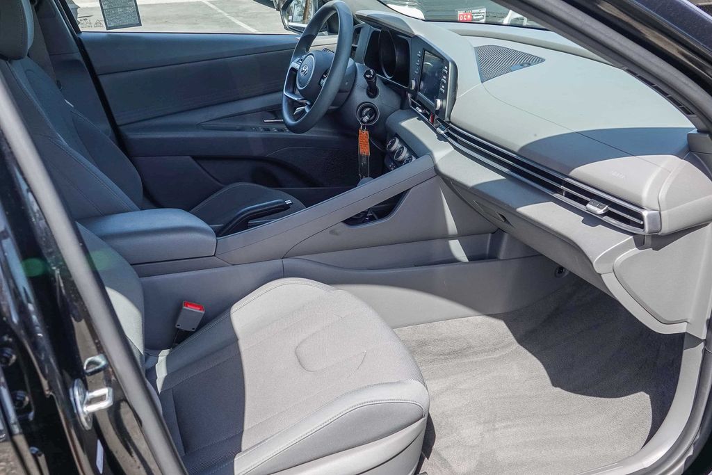 Thumbnail: 2022 Hyundai Elantra - 9
