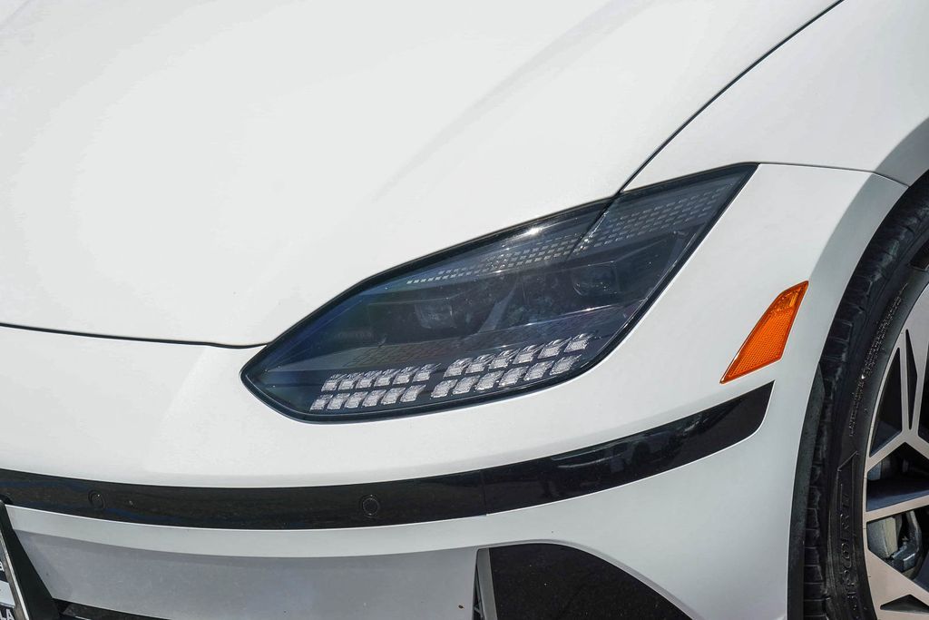 Thumbnail: 2023 Hyundai Ioniq 6 - 17