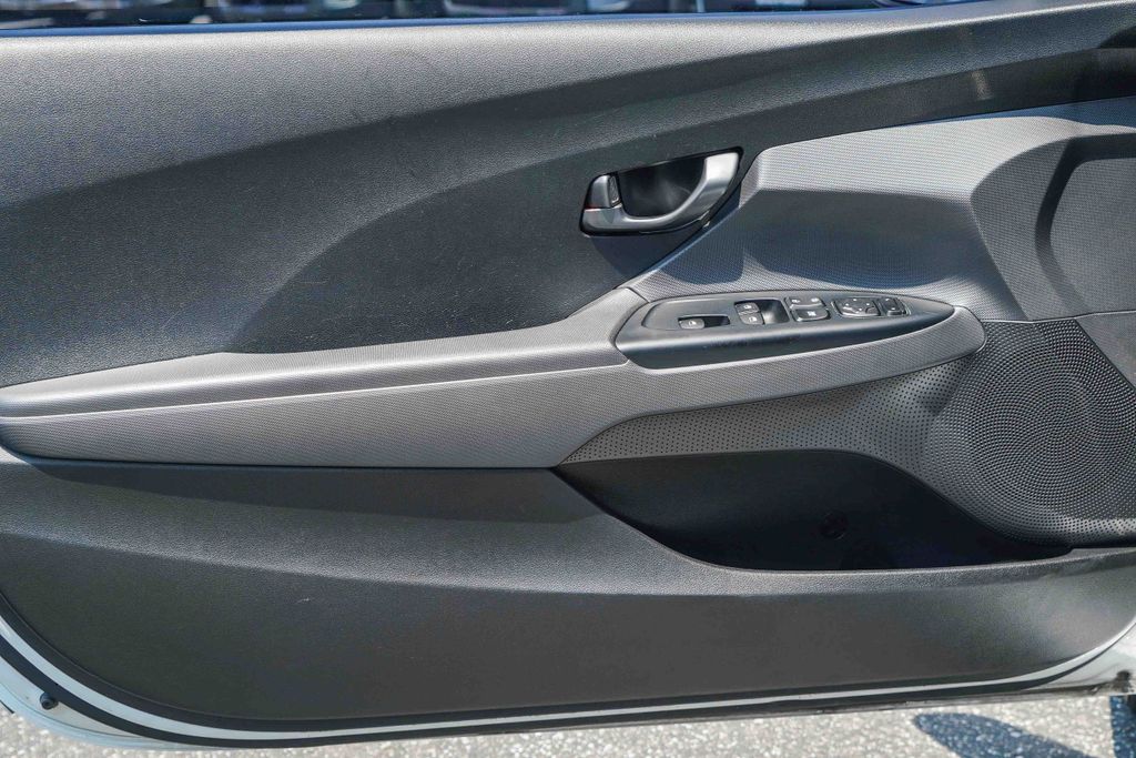 Thumbnail: 2019 Hyundai Veloster - 23