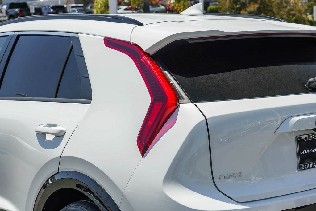 Thumbnail: 2023 Kia Niro - 18