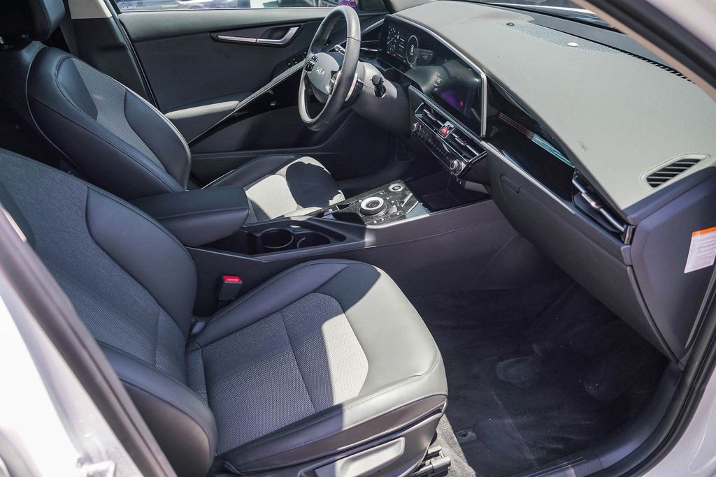 Thumbnail: 2023 Kia Niro - 8
