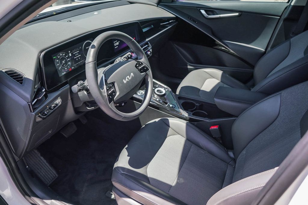 Thumbnail: 2023 Kia Niro - 9