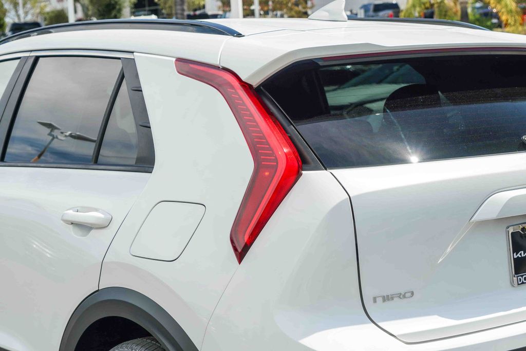 Thumbnail: 2023 Kia Niro - 11