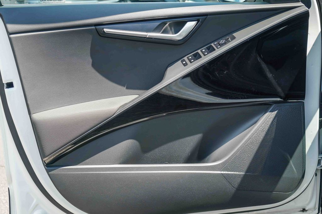 Thumbnail: 2023 Kia Niro - 23