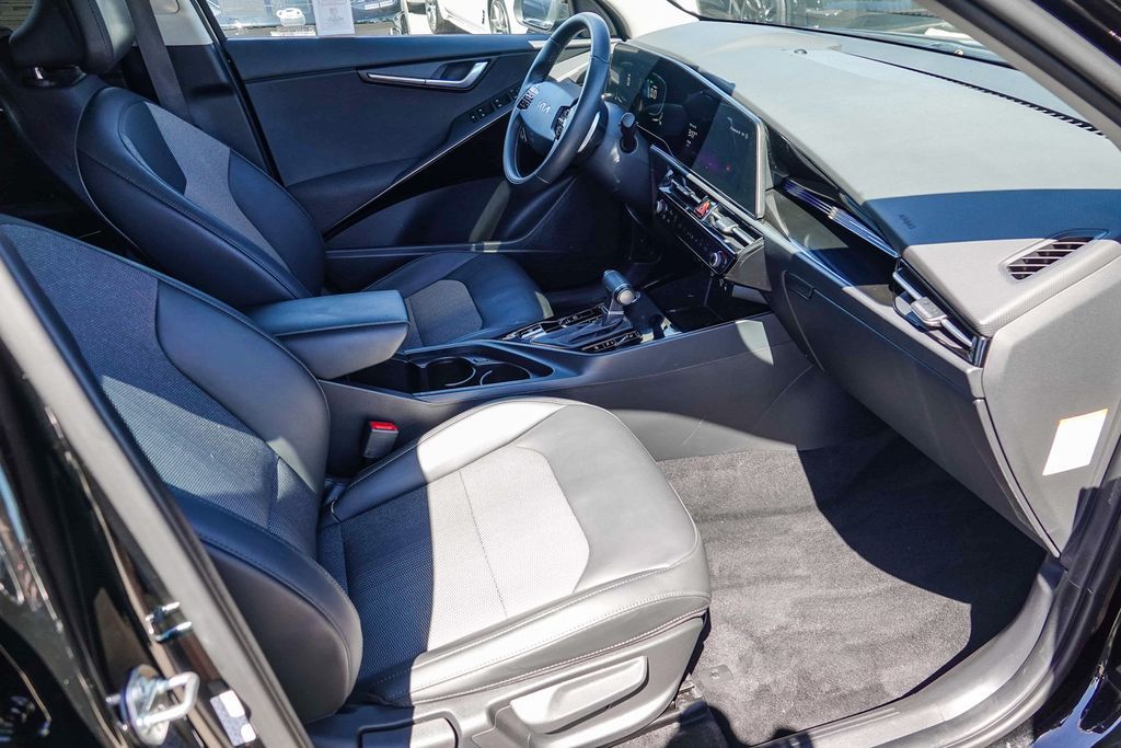 Thumbnail: 2024 Kia Niro - 8