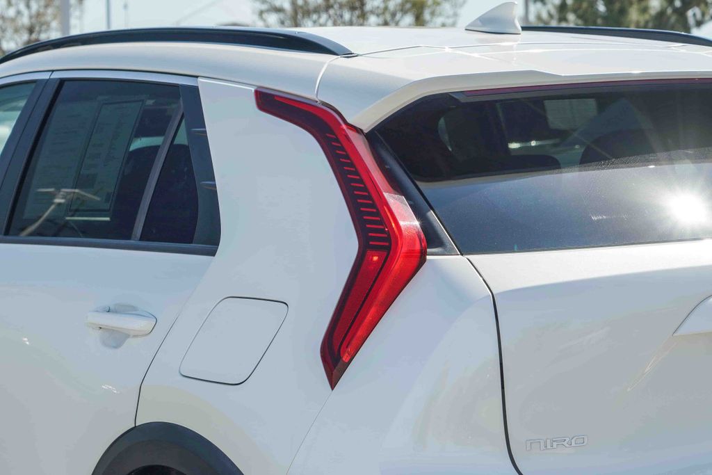 Thumbnail: 2023 Kia Niro - 11