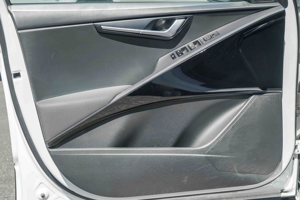 Thumbnail: 2023 Kia Niro - 23