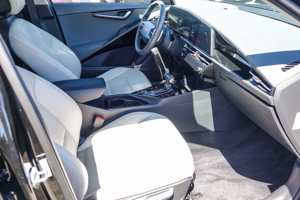 Thumbnail: 2023 Kia Niro - 9