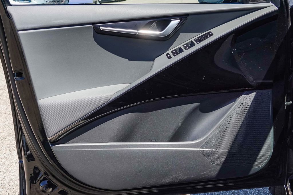 Thumbnail: 2023 Kia Niro - 23