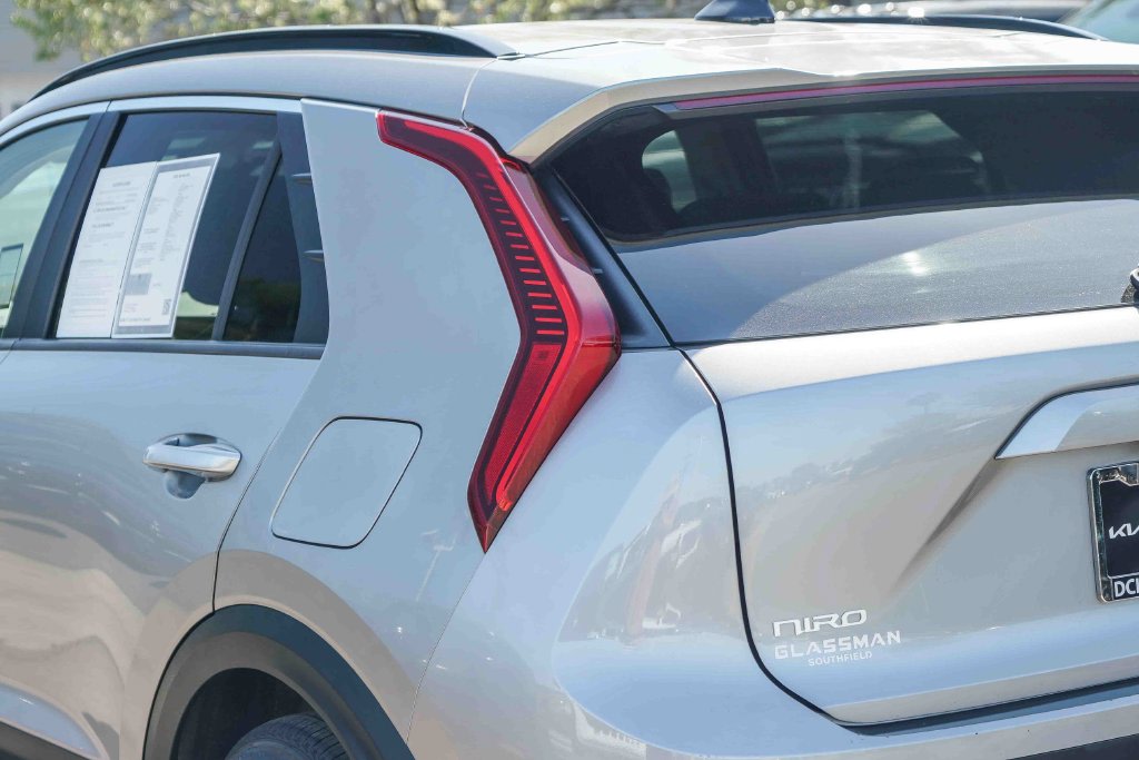 Thumbnail: 2024 Kia Niro - 18