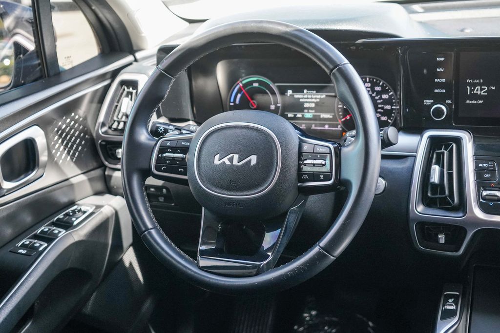 Thumbnail: 2023 Kia Sorento - 8