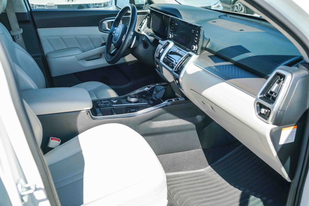 Thumbnail: 2022 Kia Sorento - 8