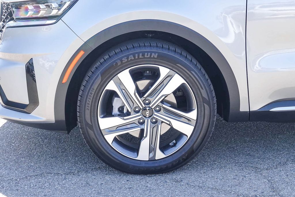 Thumbnail: 2023 Kia Sorento - 5