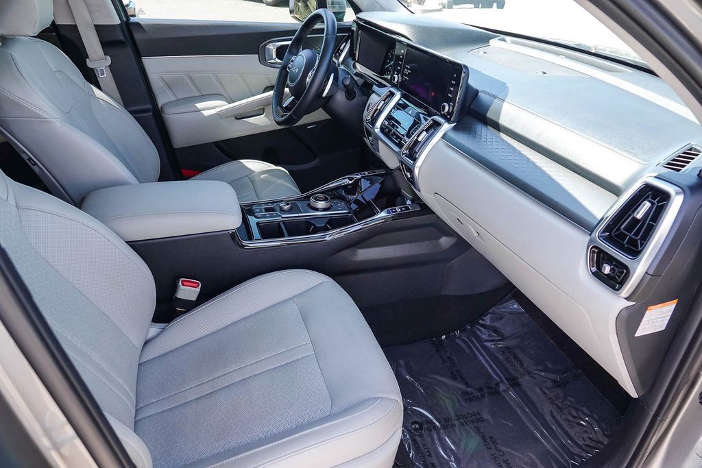 Thumbnail: 2023 Kia Sorento - 8