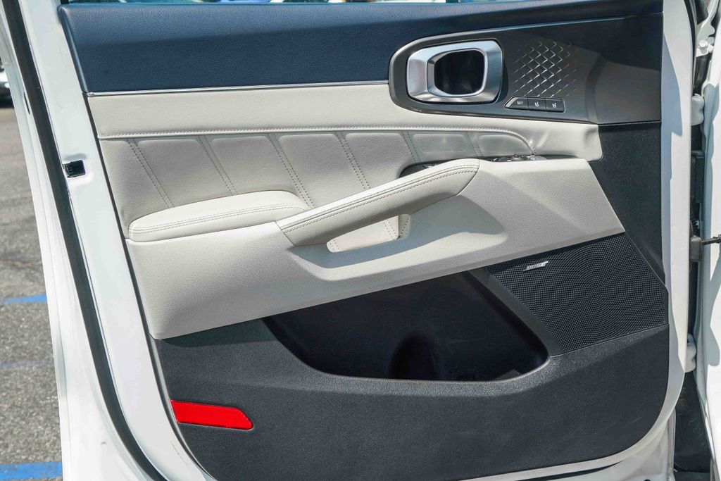 Thumbnail: 2023 Kia Sorento - 24