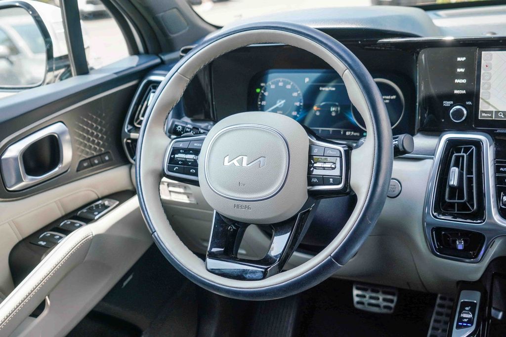 Thumbnail: 2023 Kia Sorento - 8