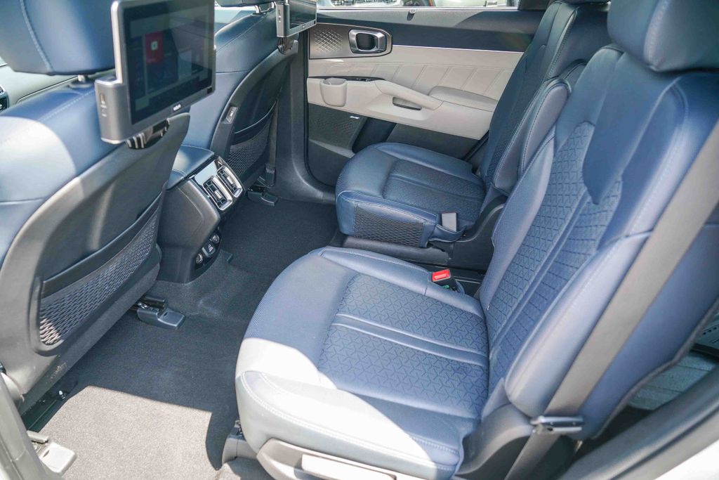 Thumbnail: 2023 Kia Sorento - 11