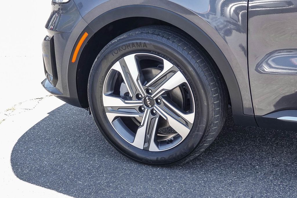 Thumbnail: 2023 Kia Sorento - 4