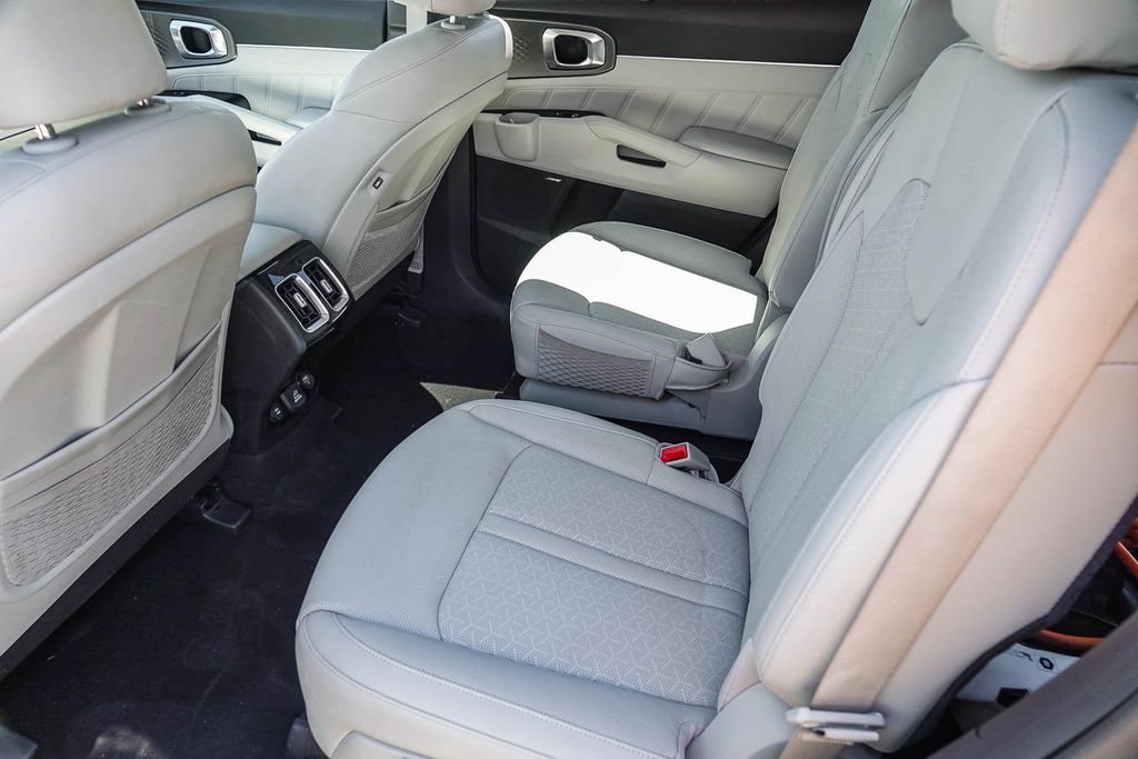 Thumbnail: 2023 Kia Sorento - 8