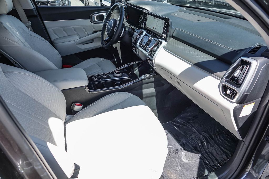 Thumbnail: 2023 Kia Sorento - 6