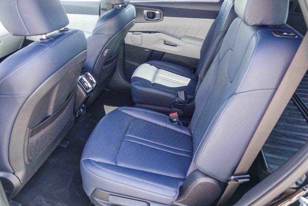 Thumbnail: 2023 Kia Sorento - 11
