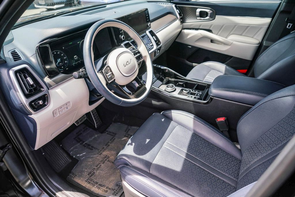 Thumbnail: 2023 Kia Sorento - 9